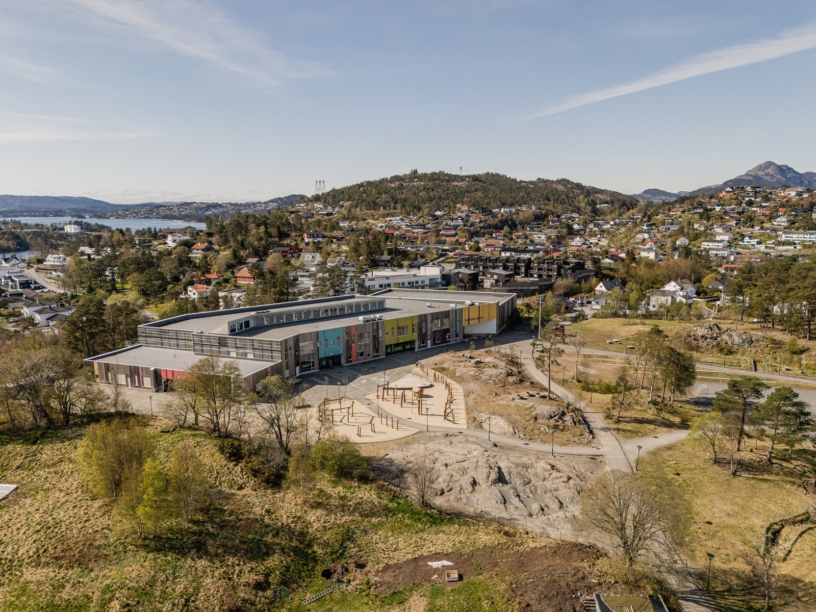 Fine turområder rundt skolen, på Storrinden og på Knappenfjellet. Galleribilde