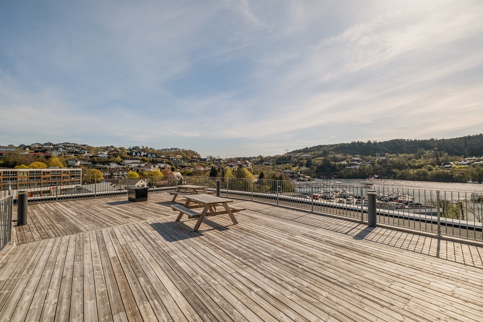 Felles takterrasse med benker og utsikt. Her er det sol fra morgen til kveld. Galleribilde