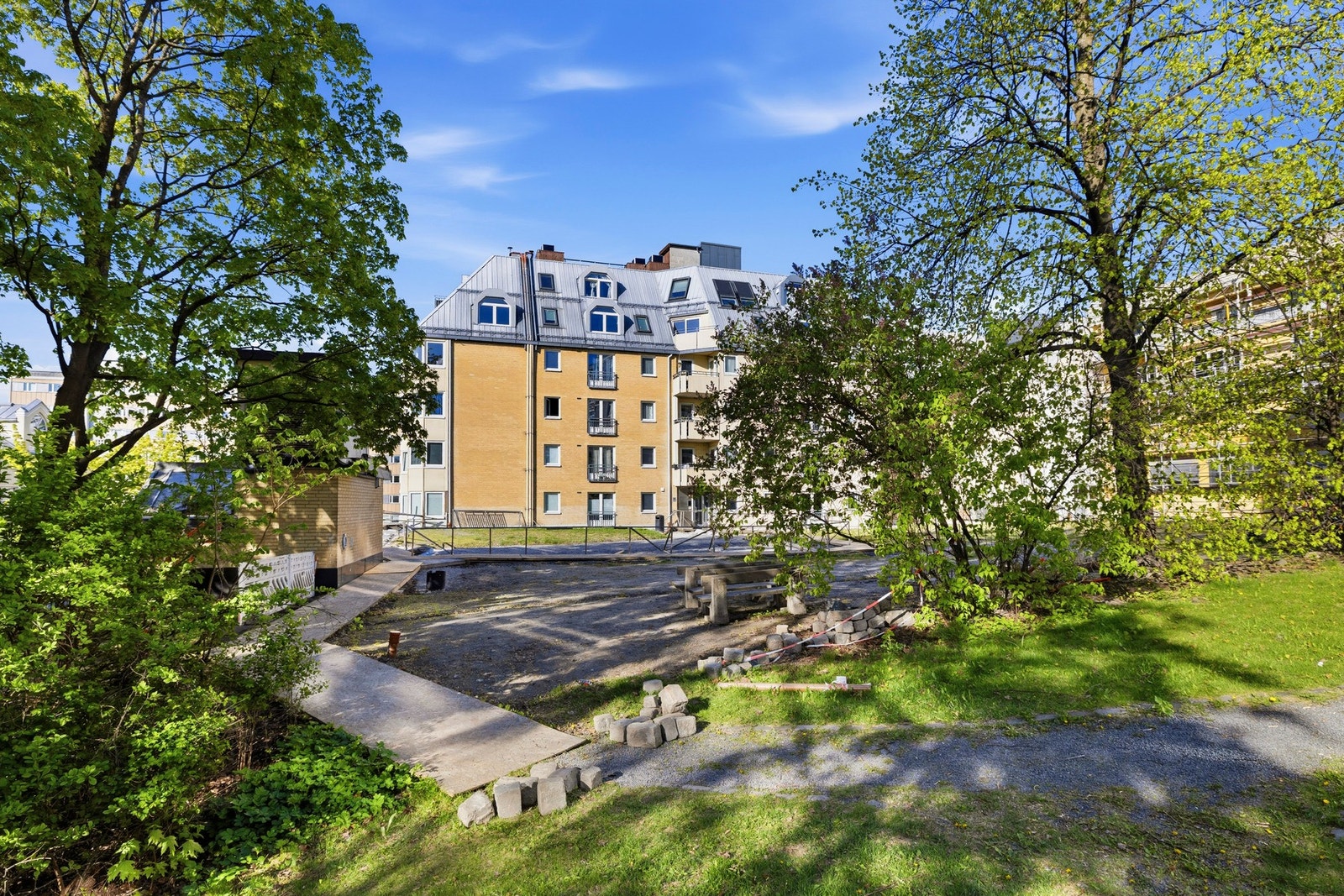 Pen opparbeidet fellestomt til benyttelse for sameierne. Galleribilde