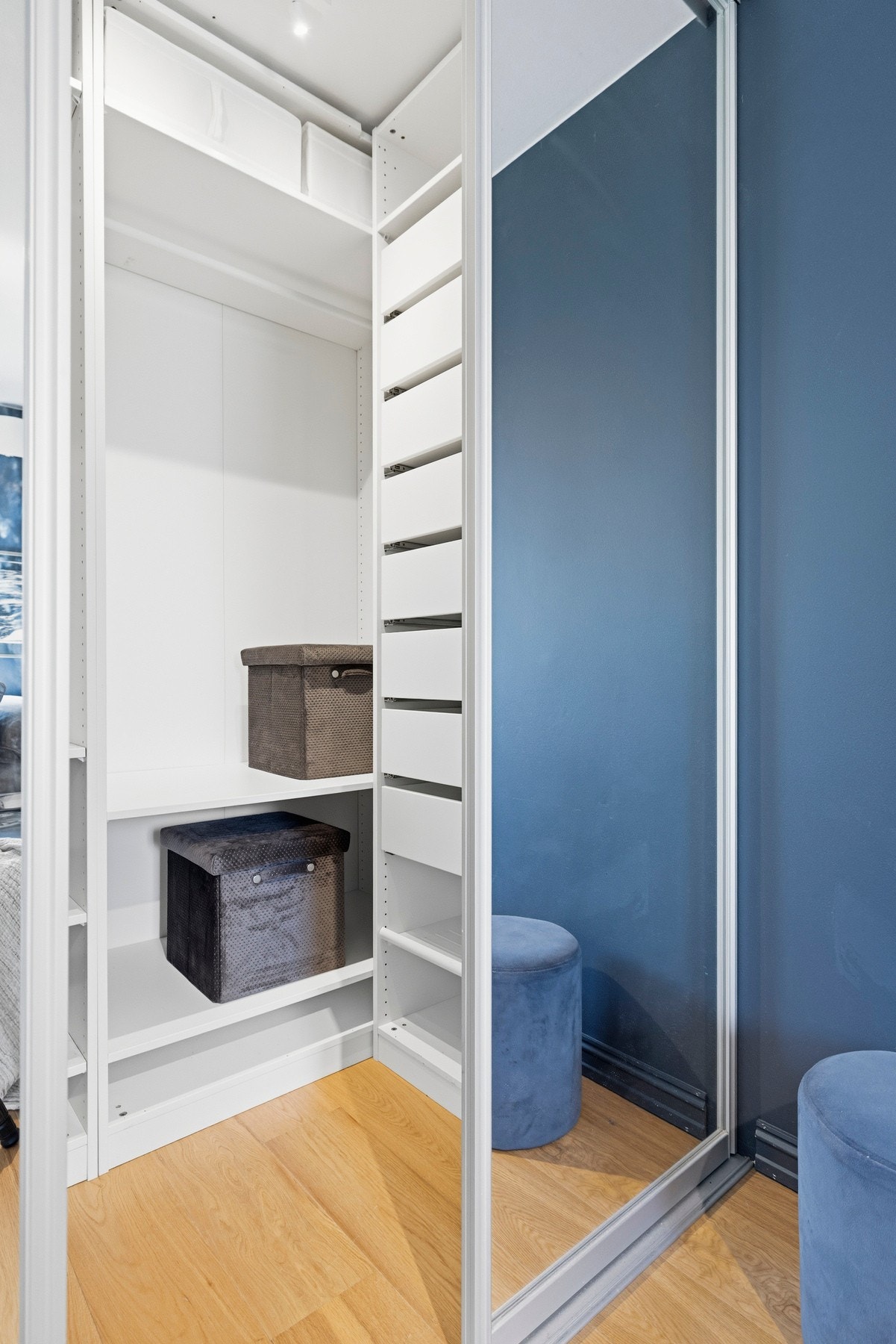 Rommet har tilknytning til praktisk walk-in-closet som gir rikelig med oppbevaringsplass og bidrar til en ryddig og harmonisk romfølelse. Galleribilde
