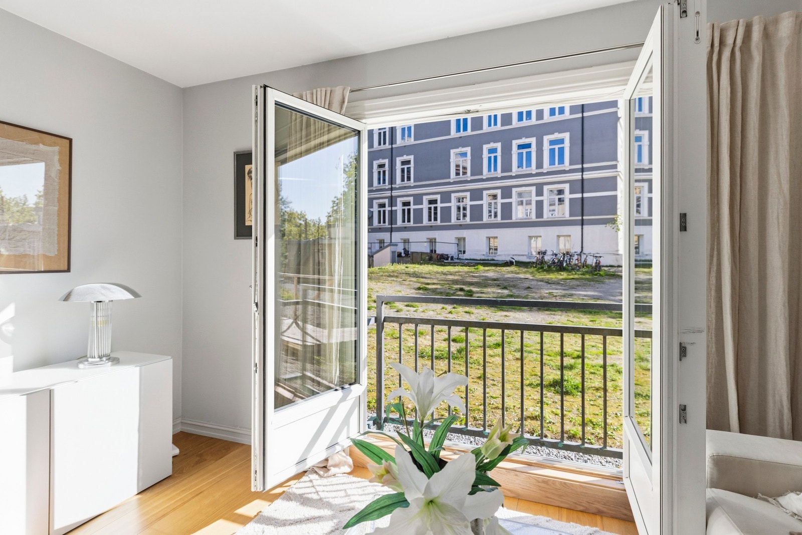 Leiligheten vender i sin helhet mot indre bakgård. Bakgården er under opparbeidelse, og prosjektet vil starte våren/sommeren 2026. Galleribilde