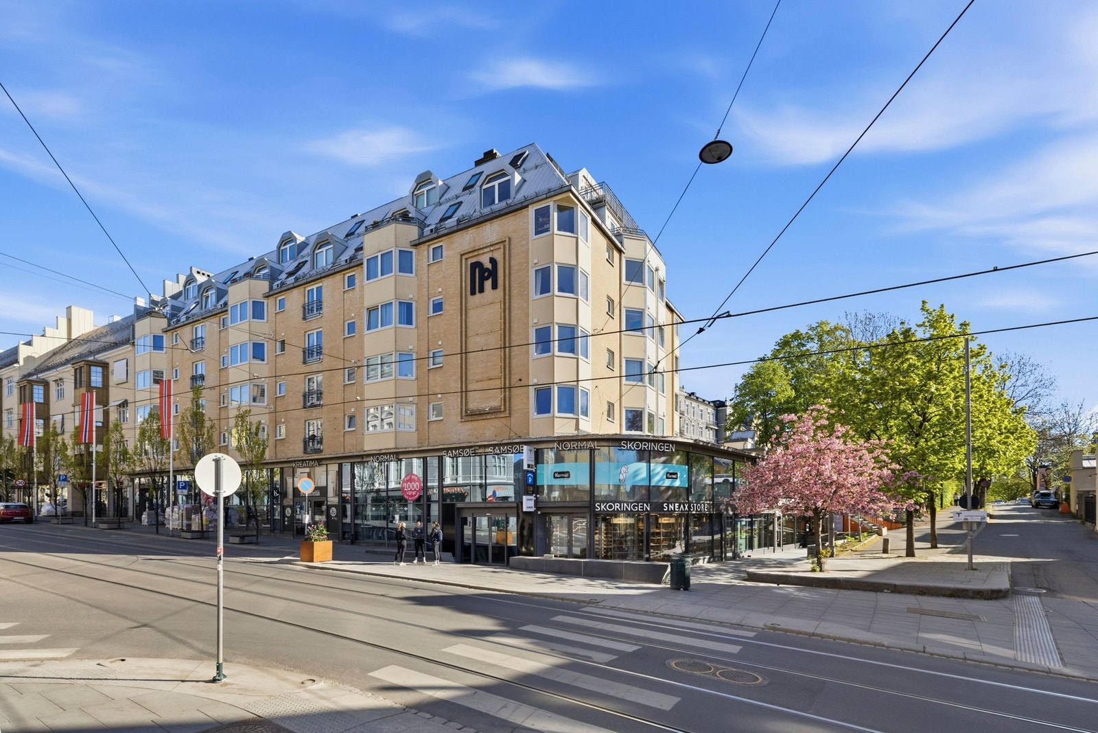 Fasade. Boligen befinner seg opp på andre plan, bak gården og vender mot indre bakgård. Galleribilde