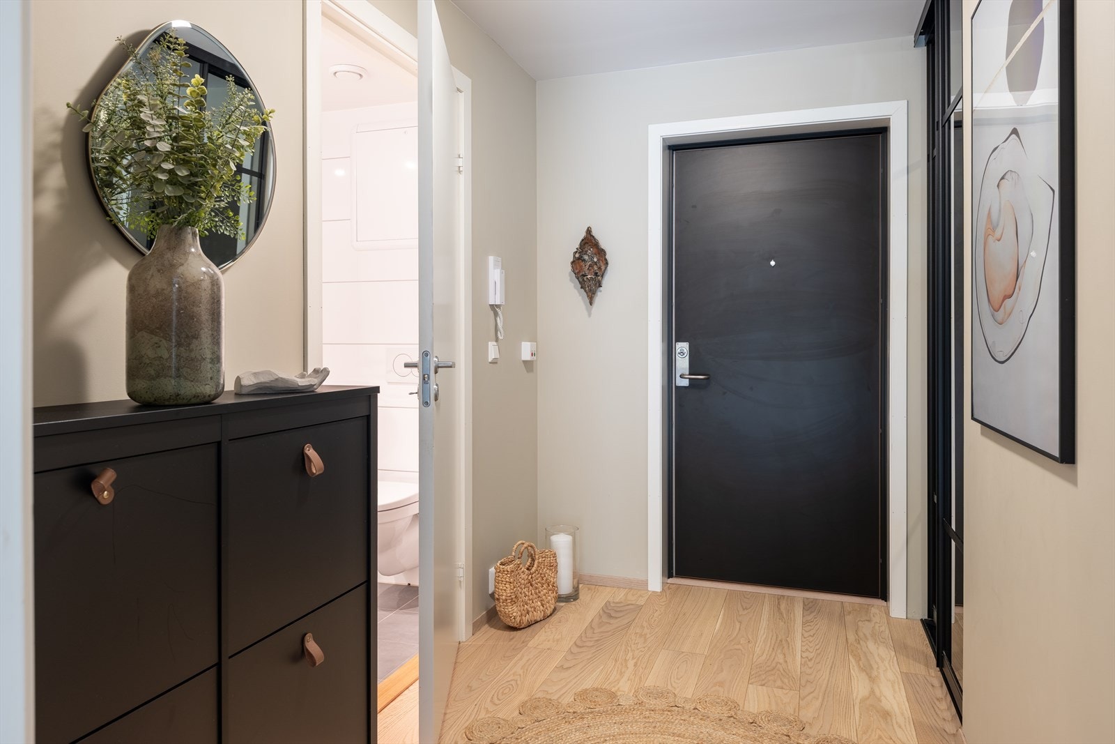 Entré med skyvedørsgarderobe på 5,5 m². Galleribilde