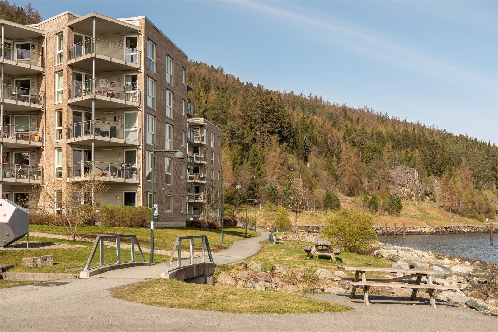 Etter ca. tre minutter gange finner du starten på Bymarka. Herfra er det utallige turmuligheter, langs Ilabekken, og opp mot Theisendammen. Våttåkammen og videre til Geitfjellet er populært. Galleribilde