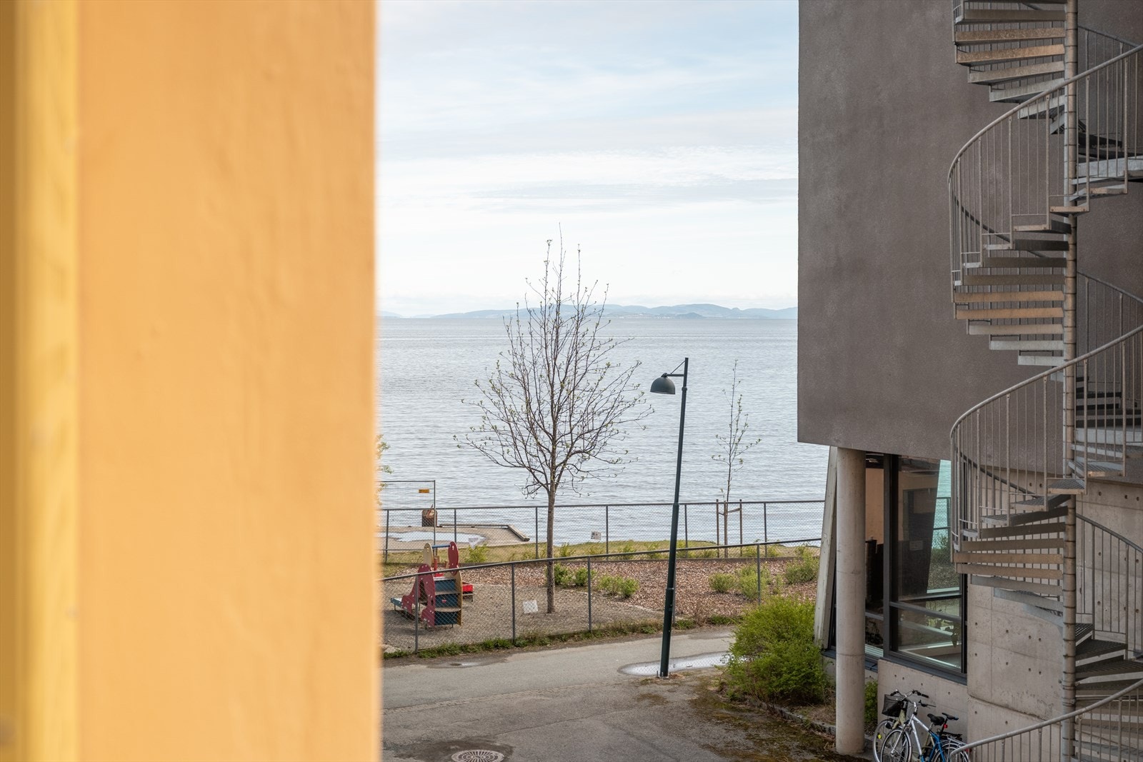 Vi befinner oss helt nede ved promenaden. Det er flere gode gressplener langs vannet bare noen få minutter unna. Galleribilde