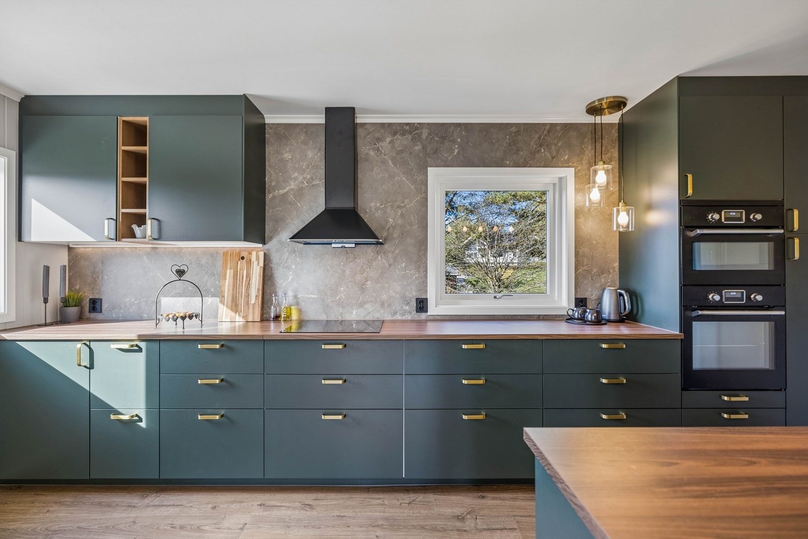 Kjøkkeninnredningen har moderne, slette fronter og en slitesterk laminatbenkeplate. Galleribilde
