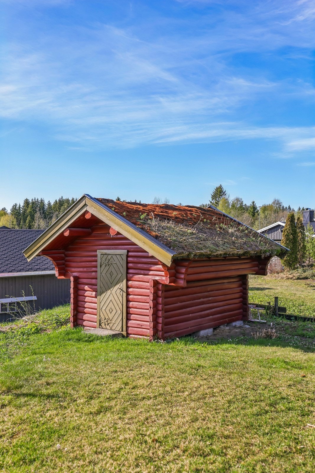 På tomten står et tradisjonelt, laftet stabbur med torvtak. Galleribilde