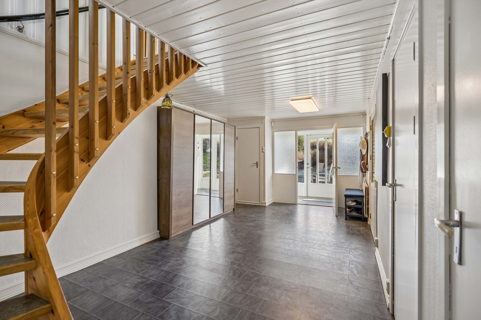 Romslig hall i sokkeletasjen, med god garderobe- og oppbevaringsplass. Galleribilde