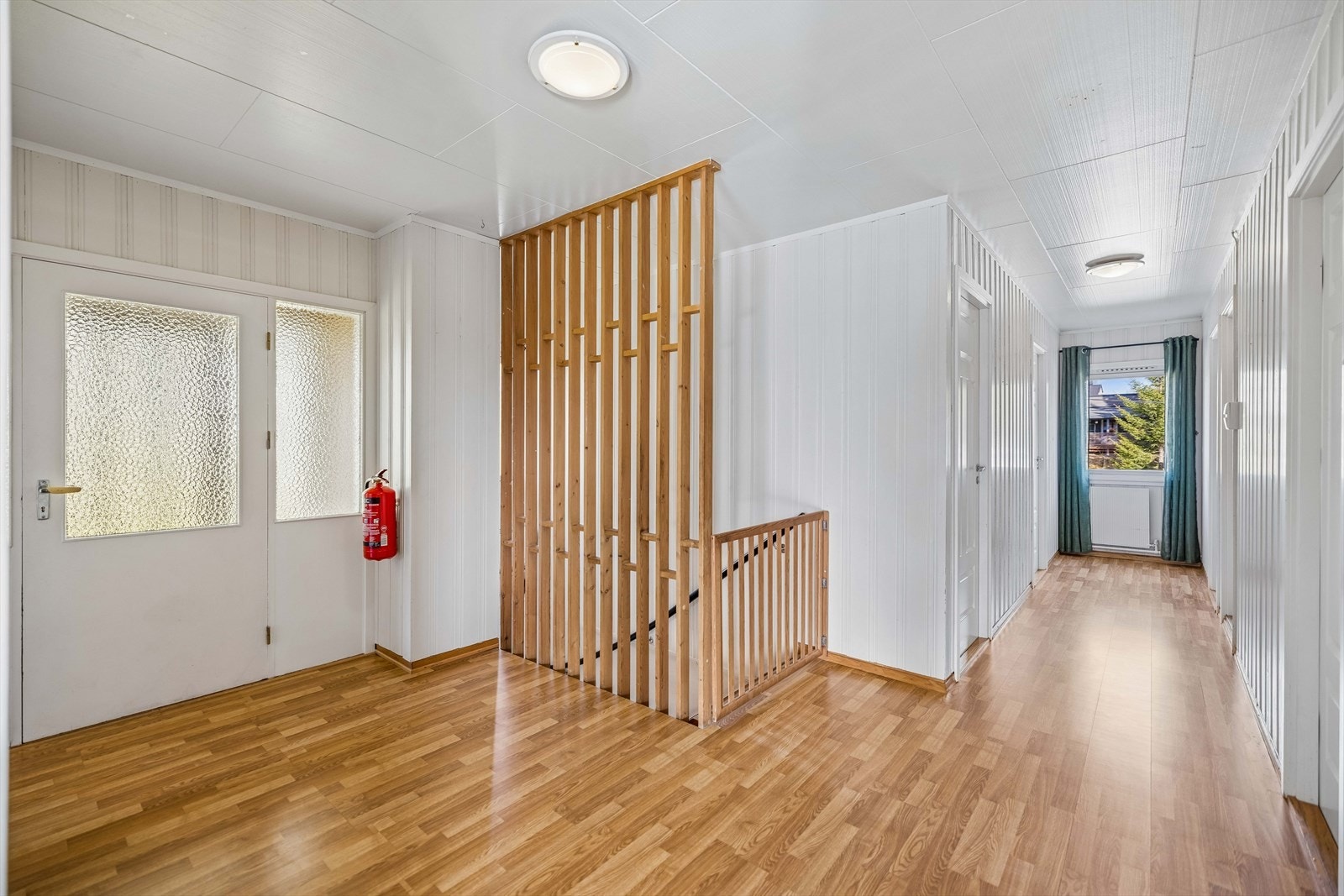 I motsatt ende av stuen ligger badet og soveromsavdelingen. Adkomst fra sokkeletasjen via trapp, og utvendig adkomst via vindfang. Galleribilde