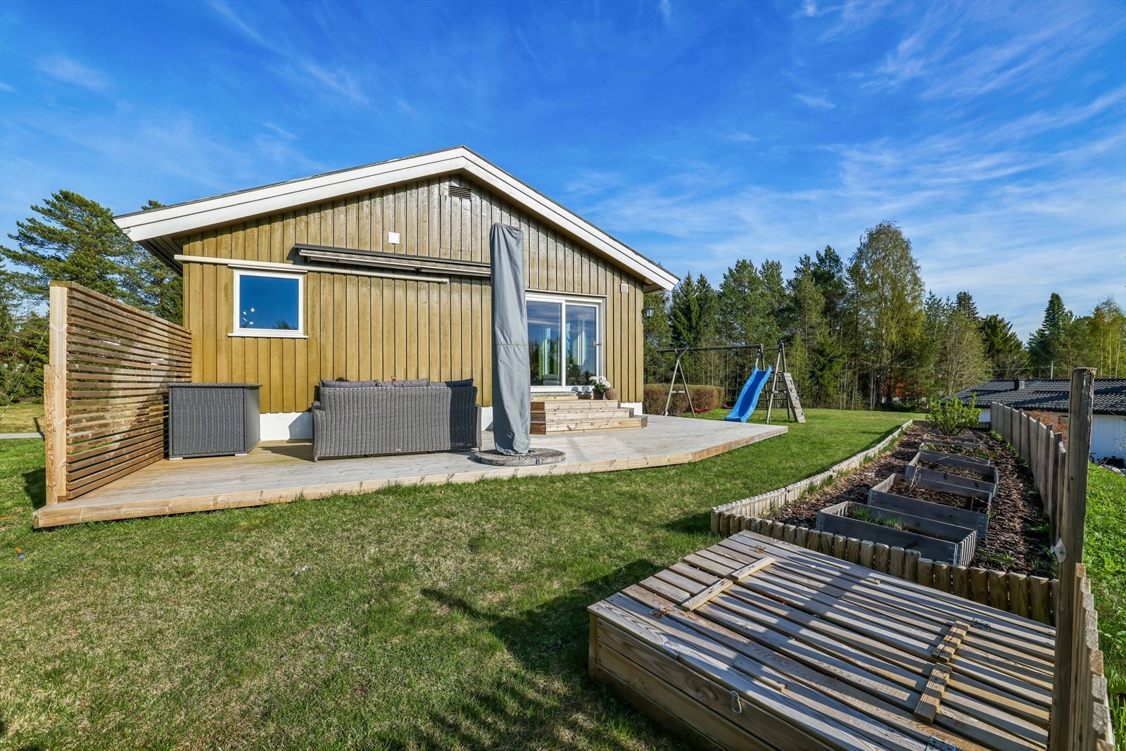 Fra stuen i hovedplanet er det utgang til en solrik, nyere markterrasse. Galleribilde