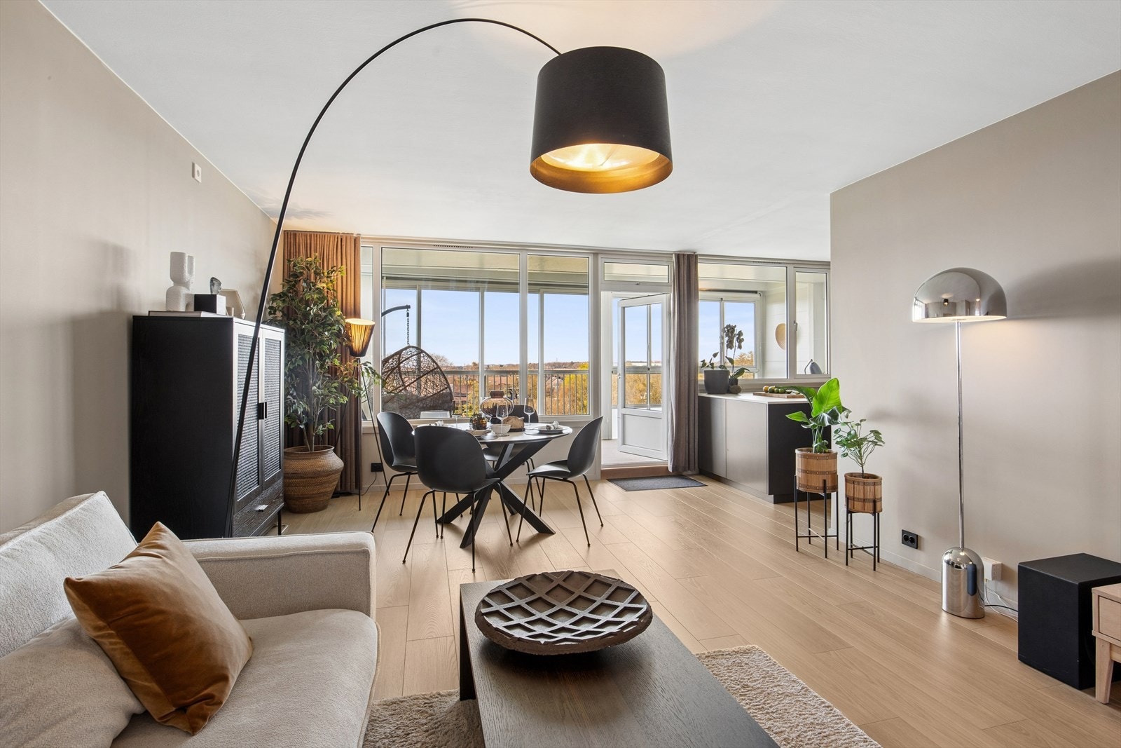 Stuen har god plass til både sofagruppe og spisebord, og er et naturlig samlingspunkt i leiligheten. Galleribilde