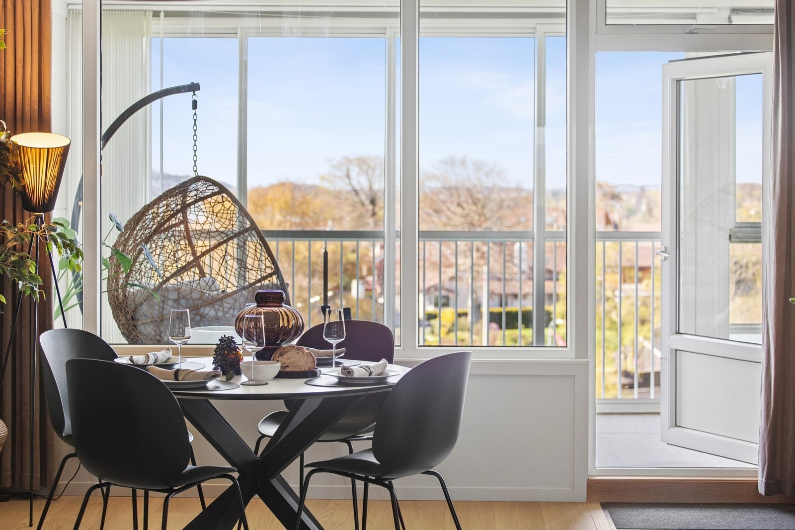 Spiseplassen er plassert ved vinduene, med direkte tilknytning til både kjøkken og den innglassede balkongen. Galleribilde