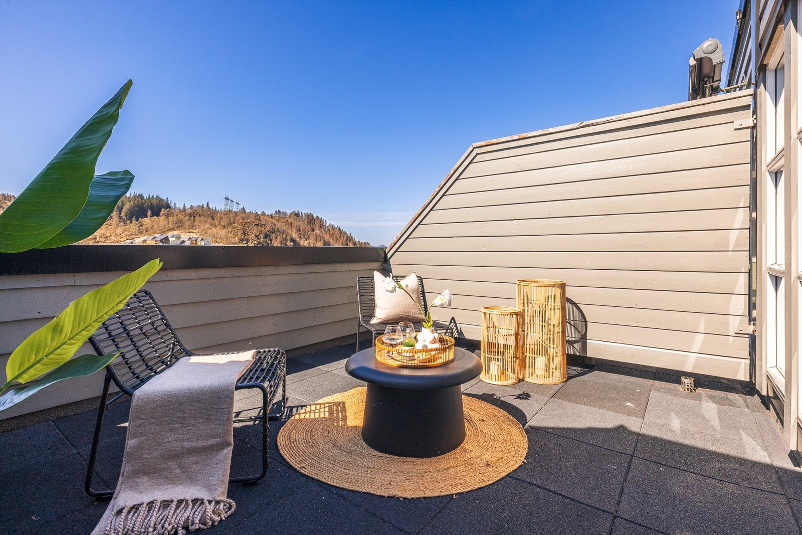 Sameiet Solsiden Terrasse ligger solrikt til på Valle i Fana, ca. 3 km fra Nesttun sentrum i retning Os. Dette sameiet består av 166 enheter fordelt på 6 blokker. Galleribilde