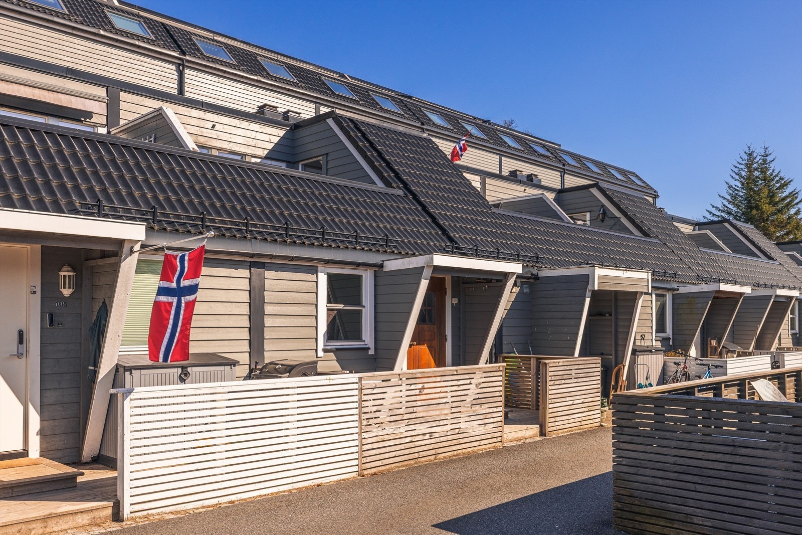 Boligen har fast garasjeplass med el-bil lader. Galleribilde