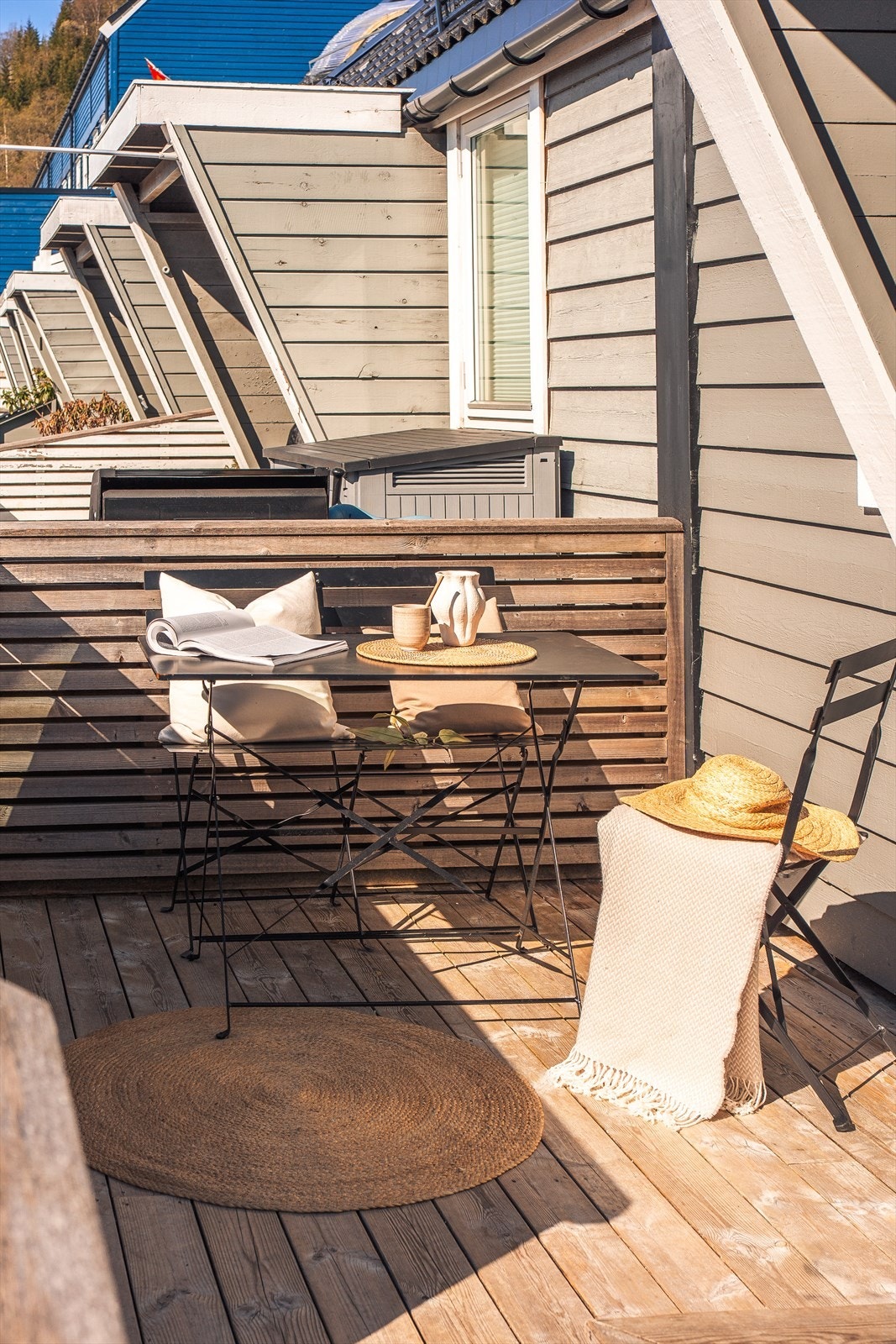 Altanen er vestvendt og en flott forlengelse av stuen på fine dager. Galleribilde
