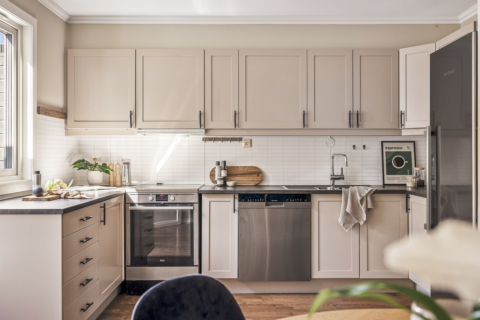 Delikat kjøkken med profilerte fronter og benkeplate av laminat fra 2018. Vask og servantarmatur er også fra 2018. Galleribilde