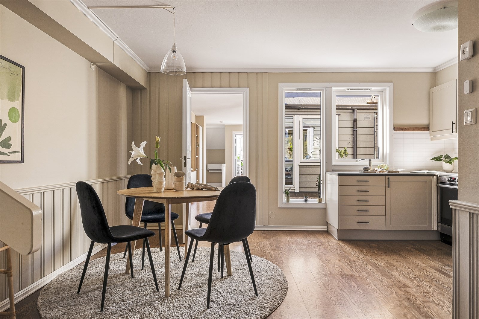 Leiligheten har gjennomgående laminatgulv som kjennetegnes ved at det er svært slitesterkt og vedlikeholdsvennlig. Galleribilde