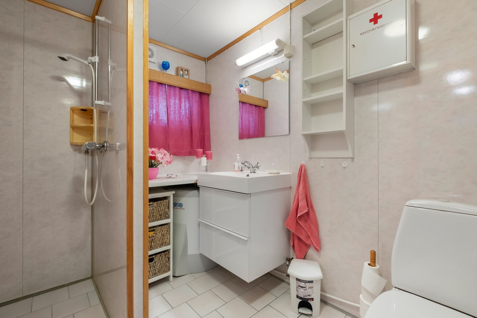Badet har toalett, dusjnisje og innredning med servant. Det er montert elektrisk vifte. Galleribilde