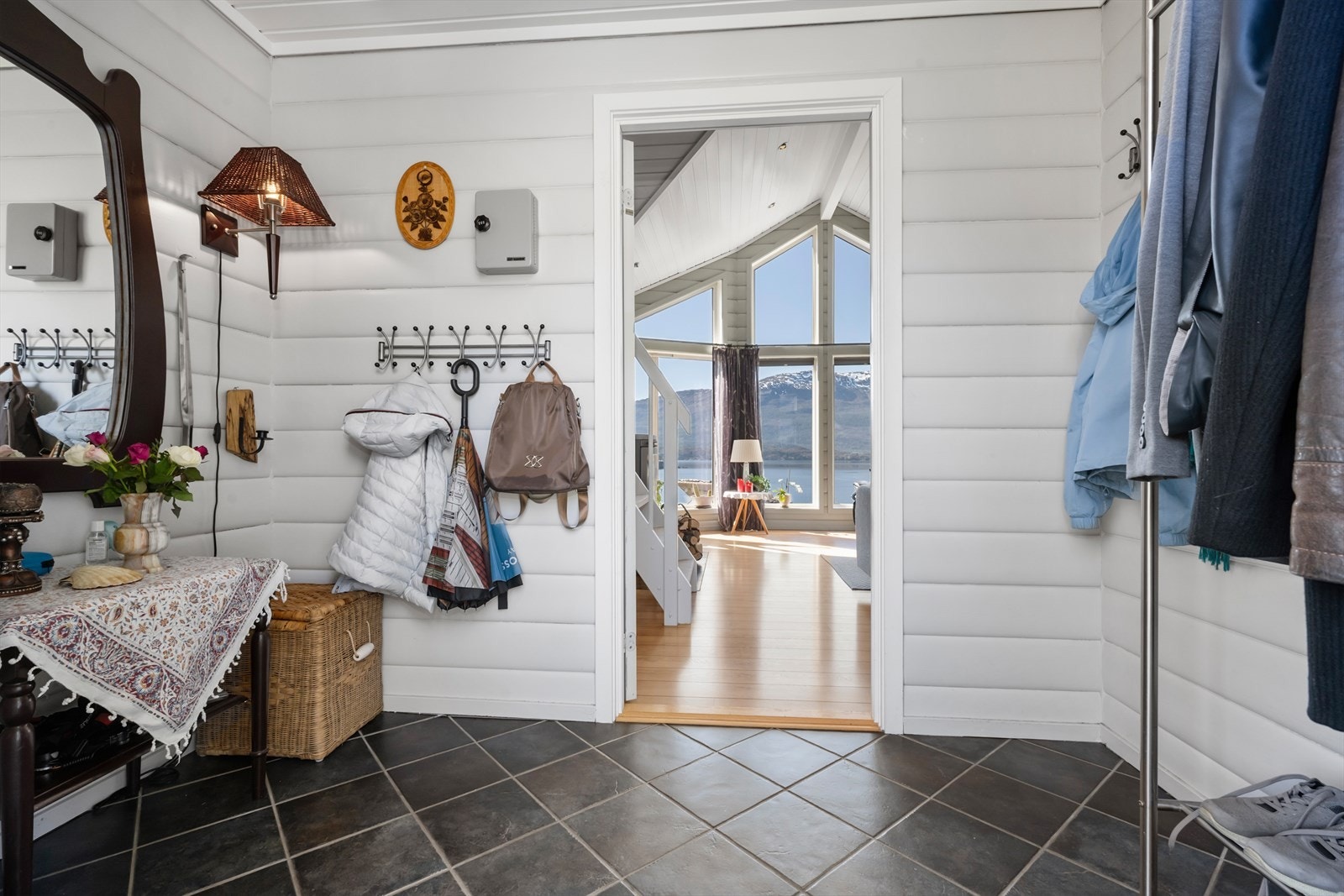 Det er god plass til garderobeløsning i vindfang Galleribilde