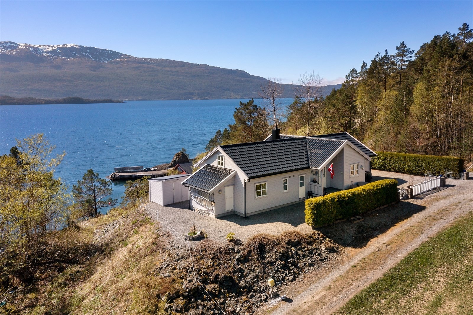 Fin beliggenhet ved sjøen, med flott fjordutsikt. Galleribilde