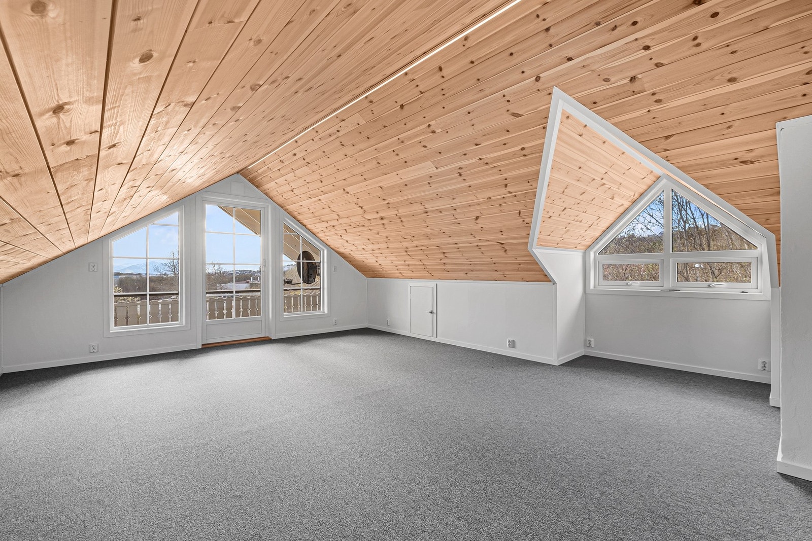 Store, flotte vindusflater som sørger for god belysning. Det er også utgang til balkong. Galleribilde