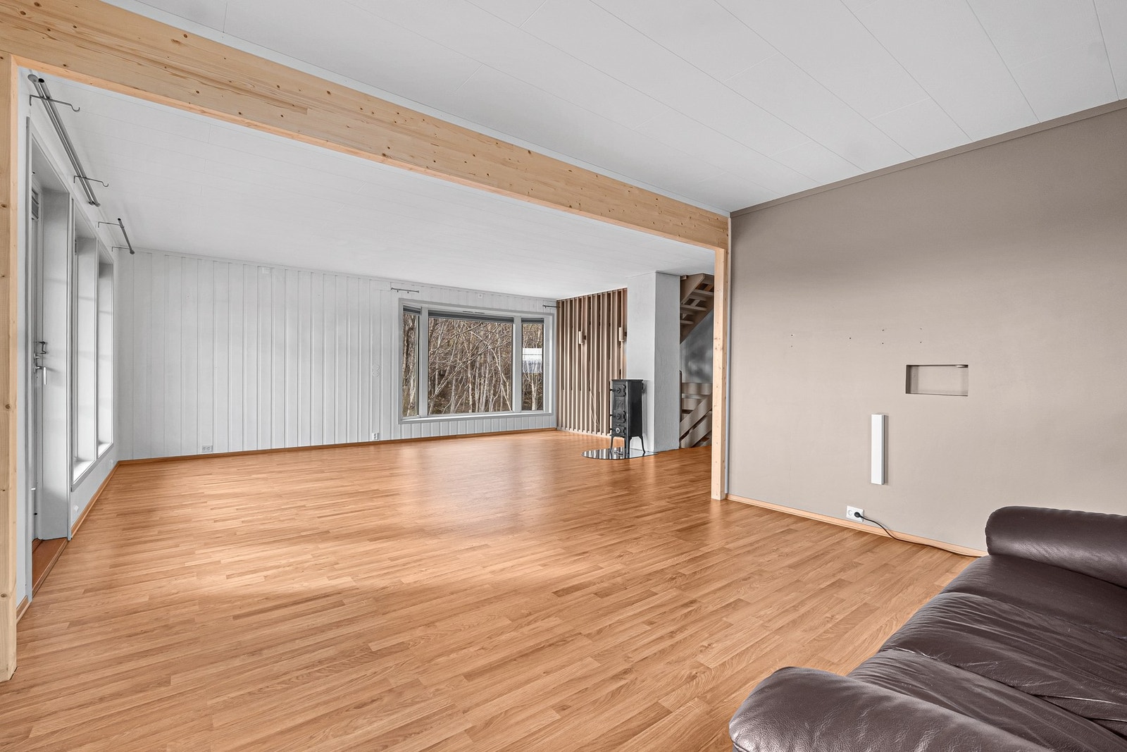 Her er det vedovn og ny varmepumpe fra 2025 godt plassert trappegang. Galleribilde