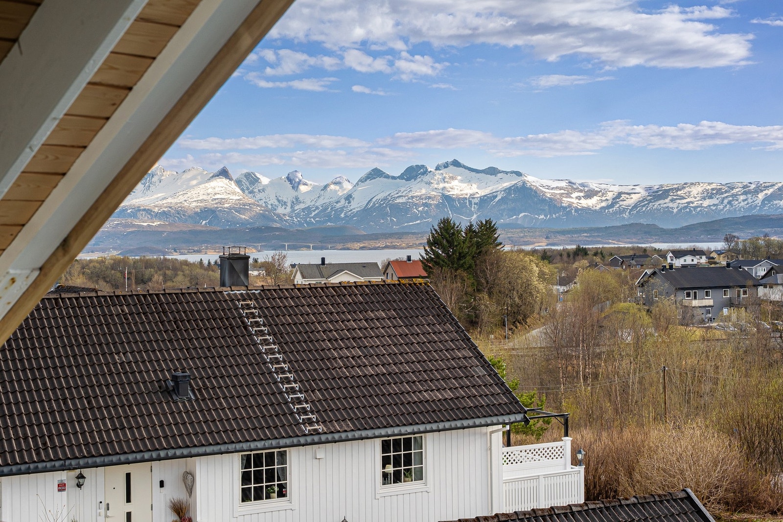 Eiendommen har en attraktiv og barnevennlig beliggenhet i et etablert og populært boligområde på Mørkved. Galleribilde