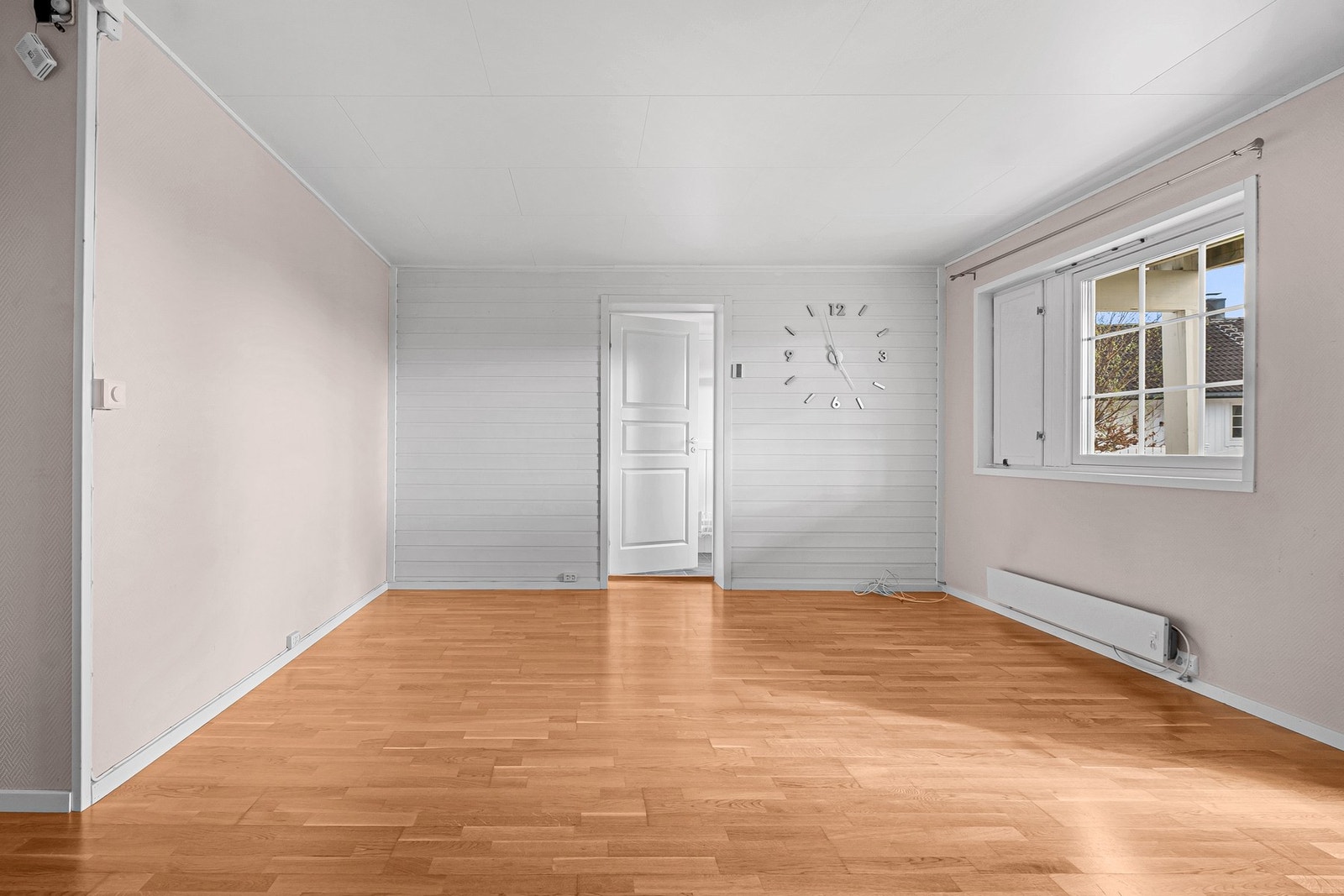 I underetasjen er det stor stue, kjøkken, soverom og bad samt gang/entré med egen inngang. Delen er også tilknyttet trappegang i kjeller. Galleribilde