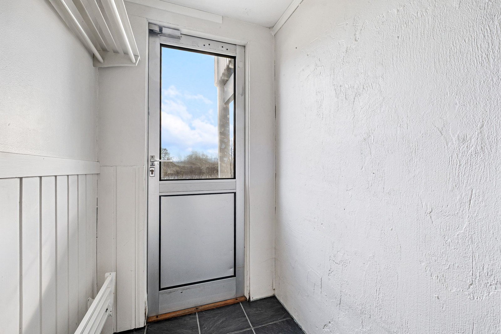 Egen inngang og gang med bod i underetasjen (delen er ikke godkjent) Galleribilde