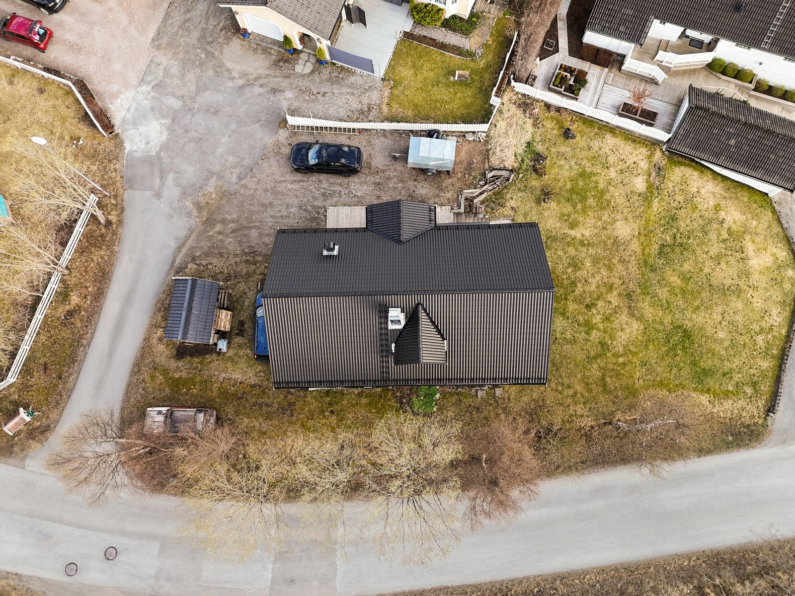 Boligen har umiddelbar nærhet til marka med lysløyper, turstier og skiløyper om vinteren, noe som gir rike muligheter for friluftsliv året rundt. Galleribilde