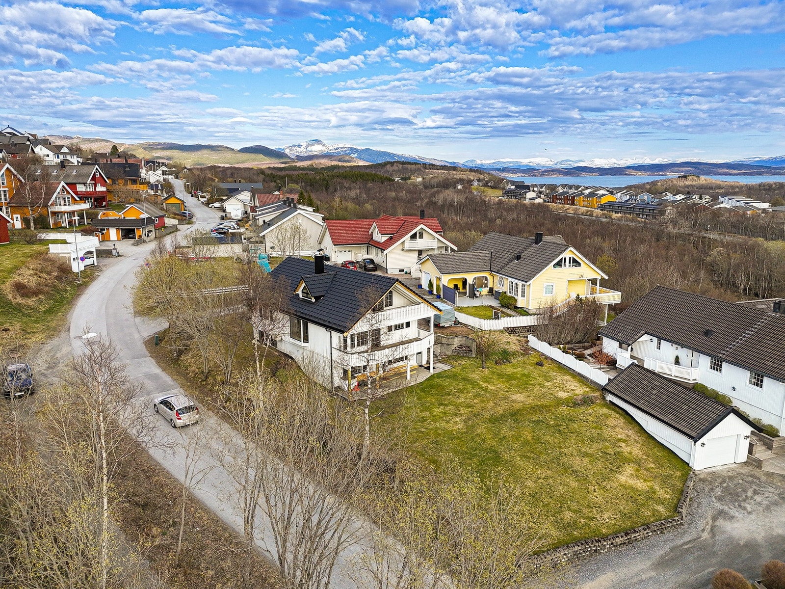 Barnehage og skole av god kvalitet ligger ca. 5 minutter gange unna. Galleribilde