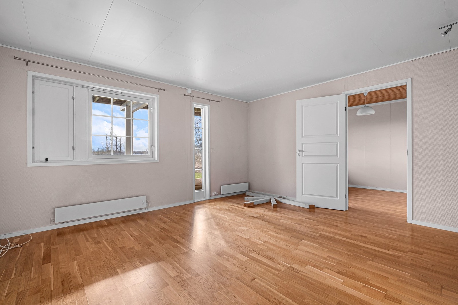 Her er det god plass til sofagruppe og tilhørende møblement. Galleribilde