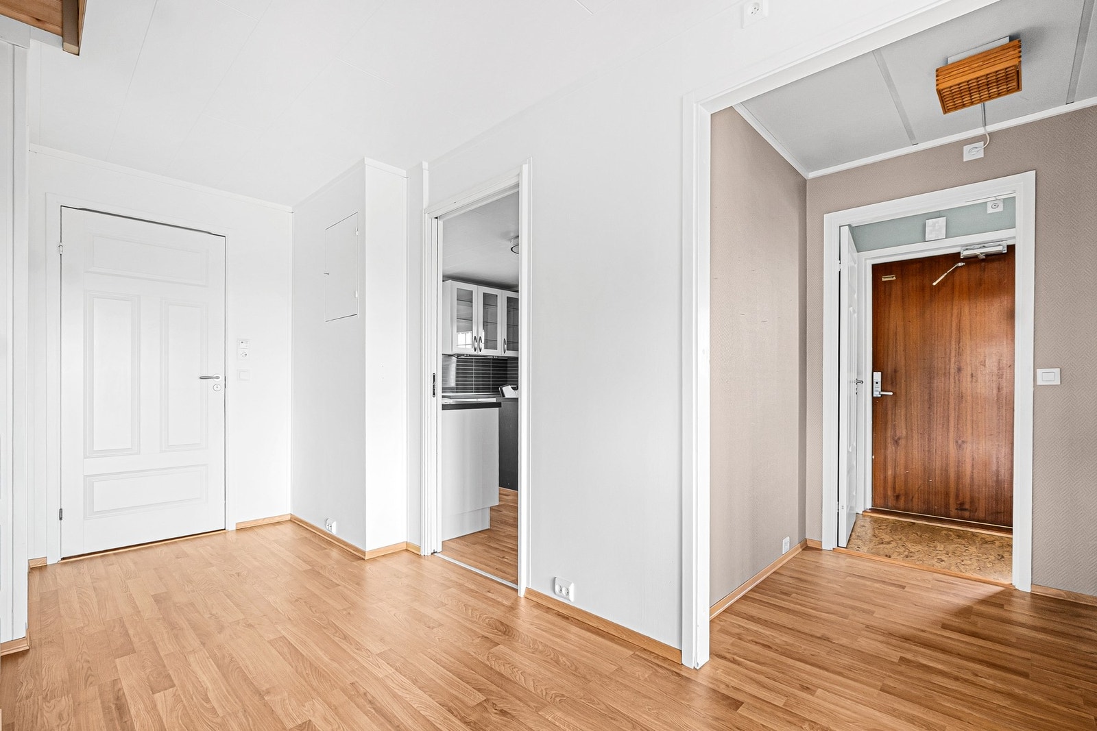 Entré og gang samt inngang til kjøkken med badet til venstre i bilde. Galleribilde