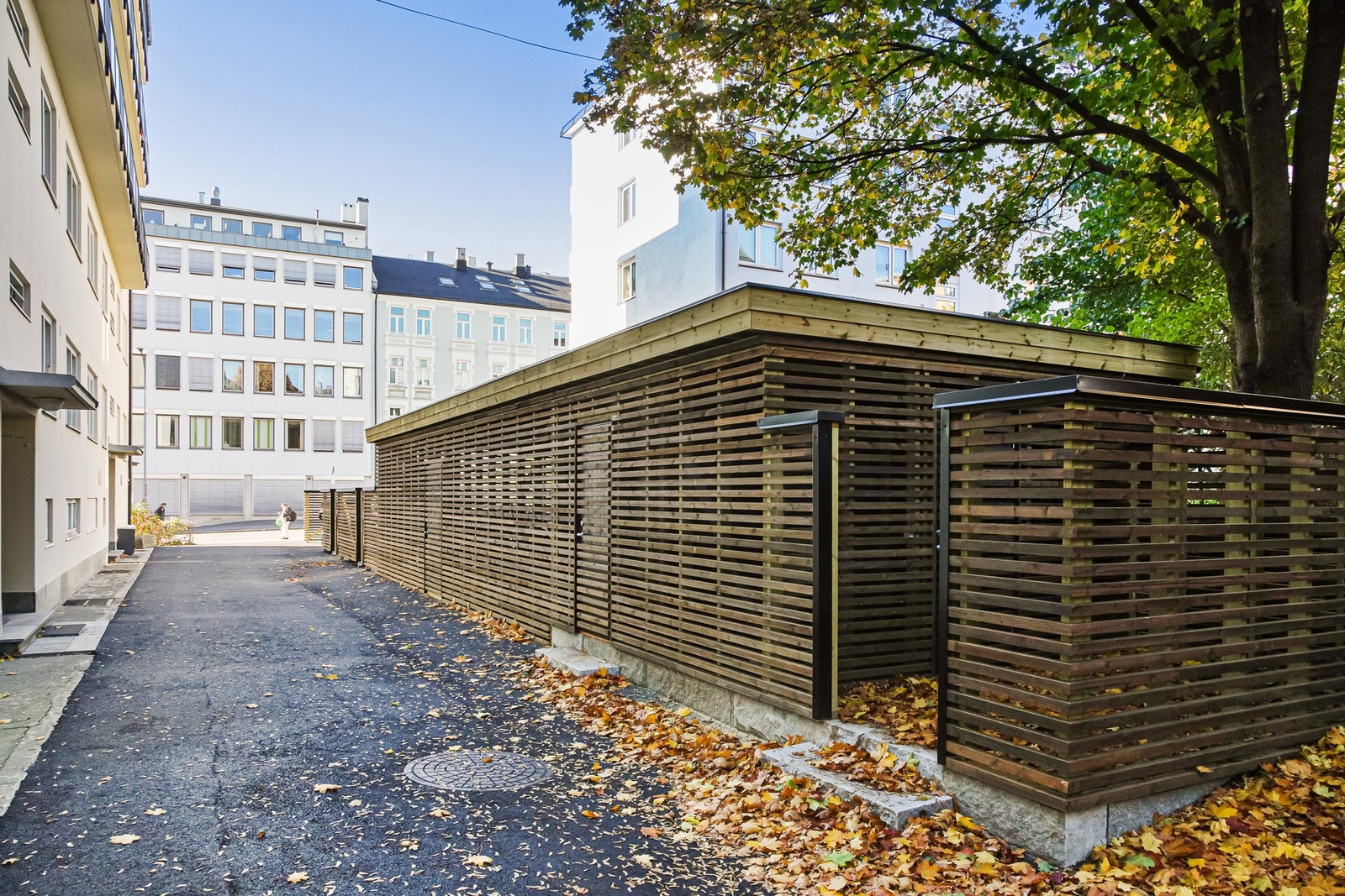 Gården har et fellesareal som har blitt fullstendig oppgradert i 21/22. Her har det blitt etablert ny sykkelgarasje, avfallsløsning, sittegruppe og et lite rom til sykkel/skismøring/snekkerbod. Galleribilde
