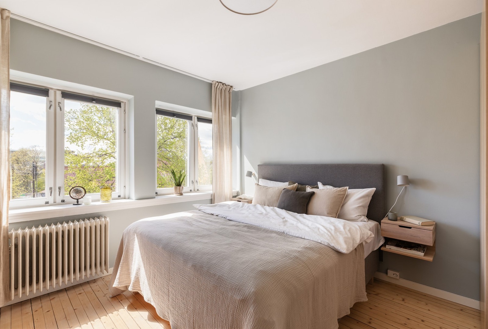 Romslig og innbydende hovedsoverom med god plass til stor dobbeltseng, nattbord og annet ønsket møblement. Galleribilde