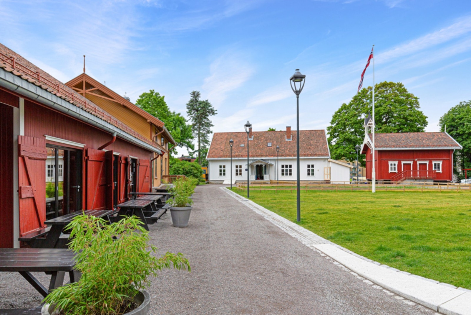 Fantastiske Lillo Gård som ligger like ved leiligheten. Her er det dannet er lite nærsenter rundt det gamle gårdstunet. Galleribilde