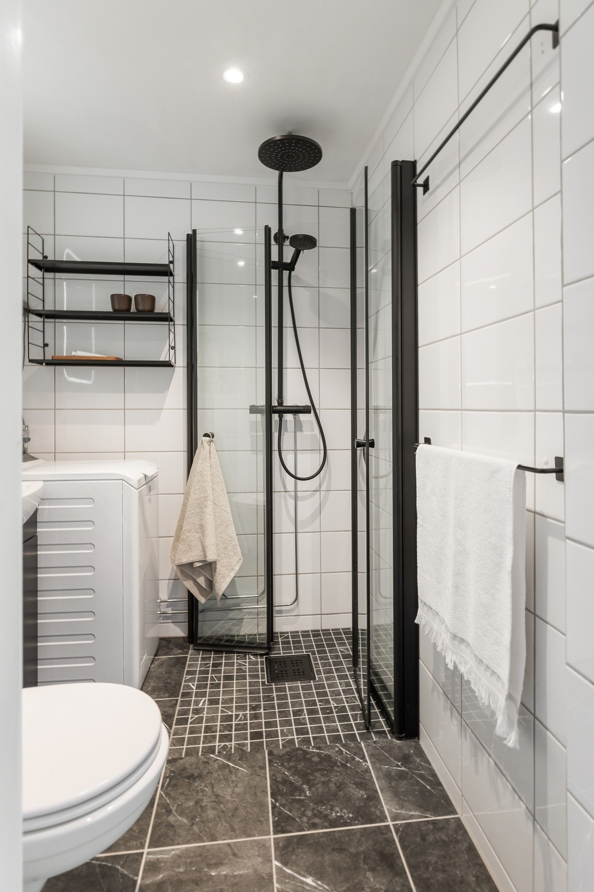 Baderommet har termostatstyrt varme i gulv, samt opplegg for vaskemaskin. Galleribilde