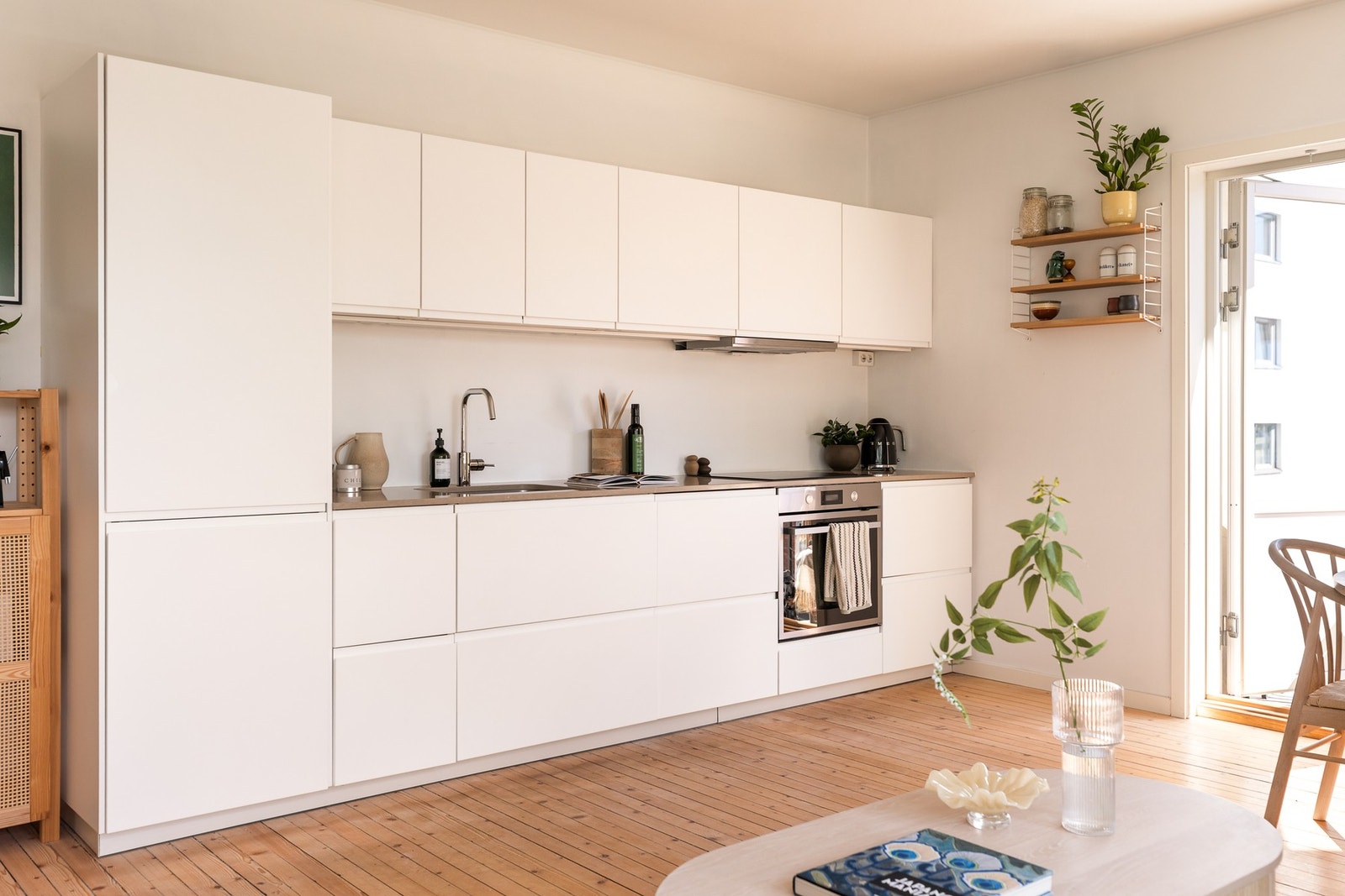 Leiligheten har en åpen kjøkkenløsning mot stuen med stilren kjøkkeninnredning fra 2023 fra leverandør IKEA. Galleribilde