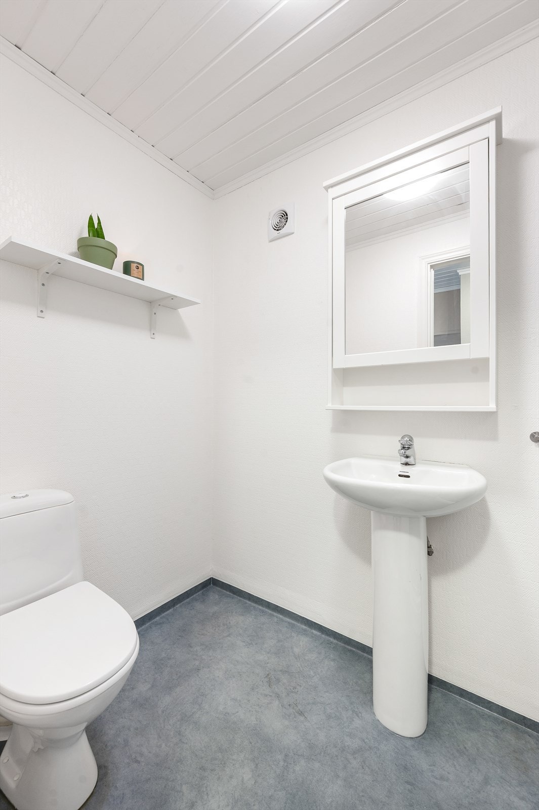 Badet i kjelleren har gulvbelegg og gulvvarme. Galleribilde