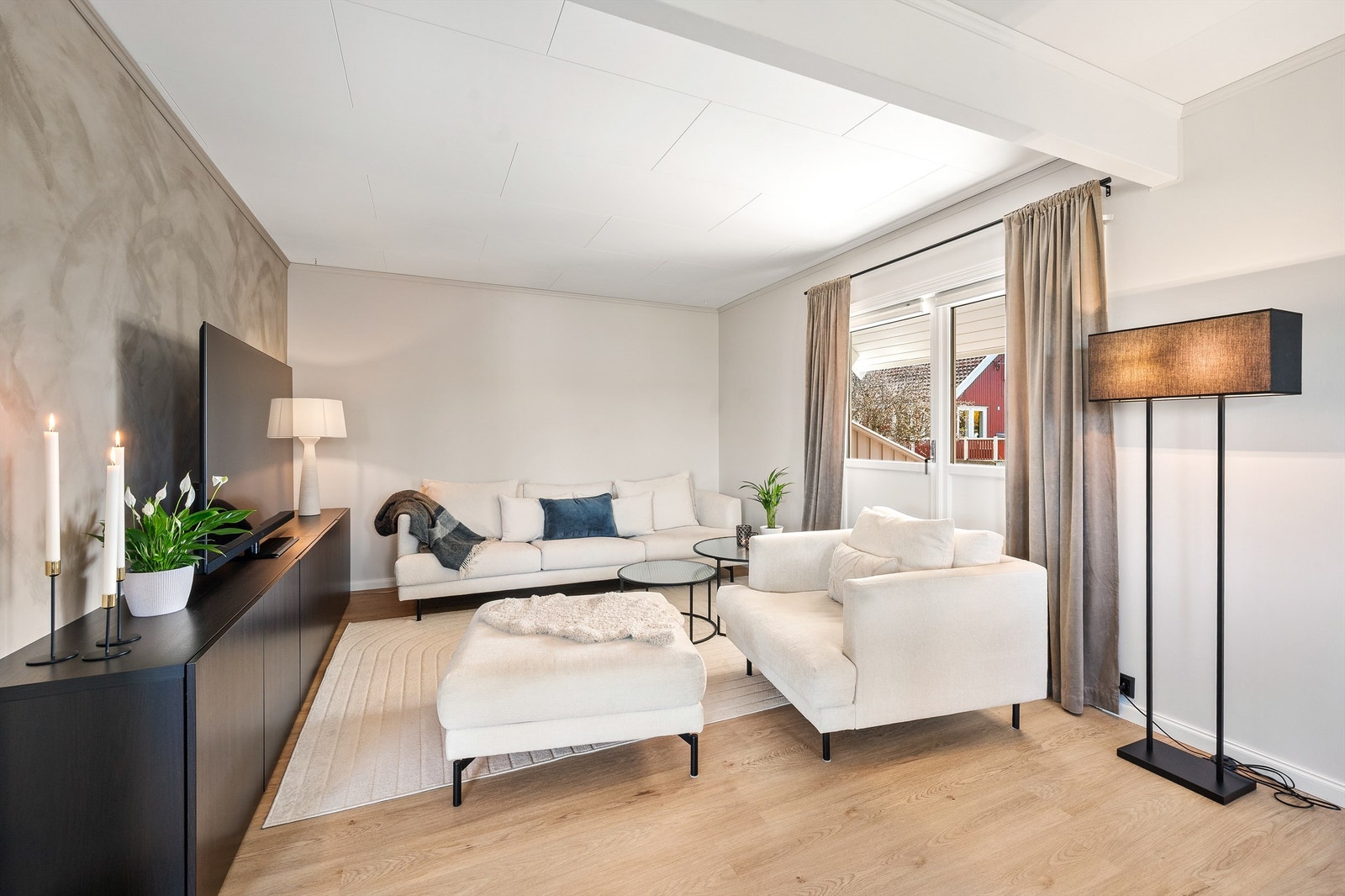 Fra stuen er det direkte utgang til terrasse og utestue Galleribilde