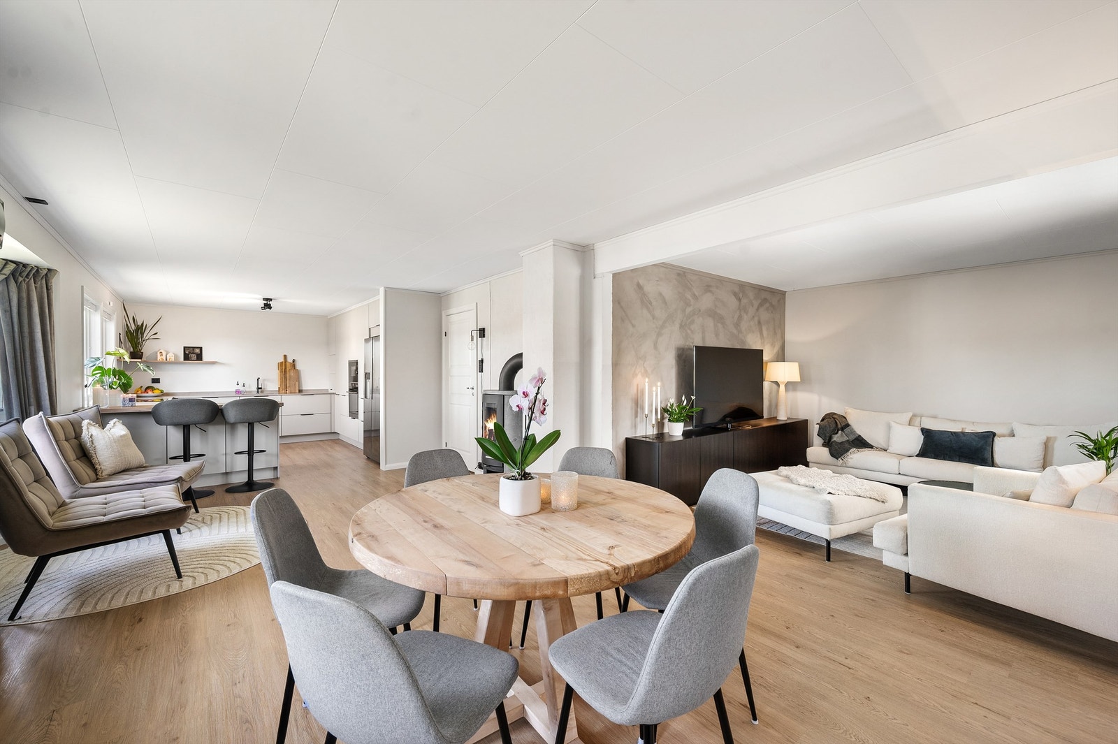 Stuen er romslig og åpen, og har god plass til både spisebord og en stor sofagruppe. Galleribilde