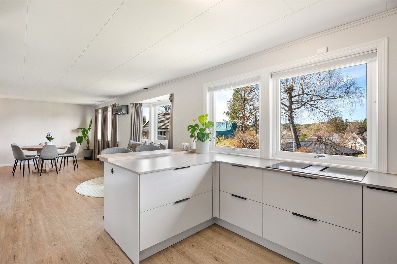Den åpne løsningen mot stuen skaper et sosialt og luftig allrom. Galleribilde