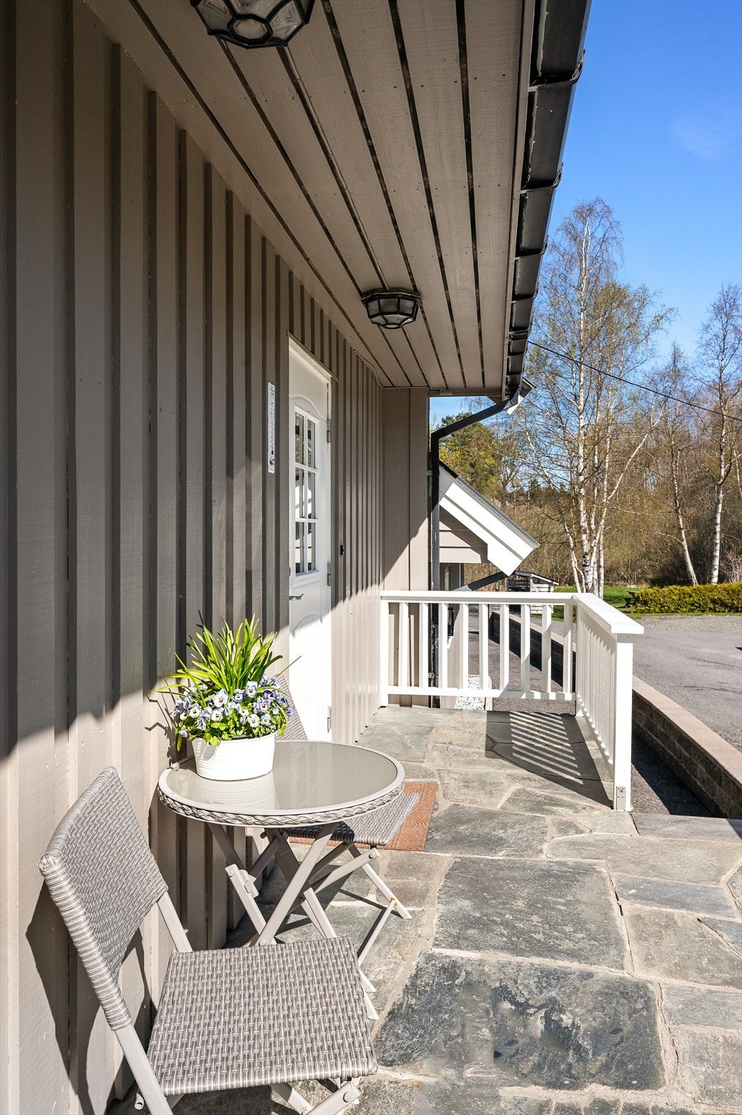 Hellelagt uteplass ved inngangspartiet. Galleribilde