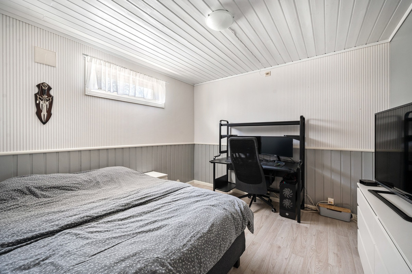 Rom i kjeller som i dag benyttes som soverom (ikke godkjent som oppholdsrom i henhold til byggetegninger). Galleribilde