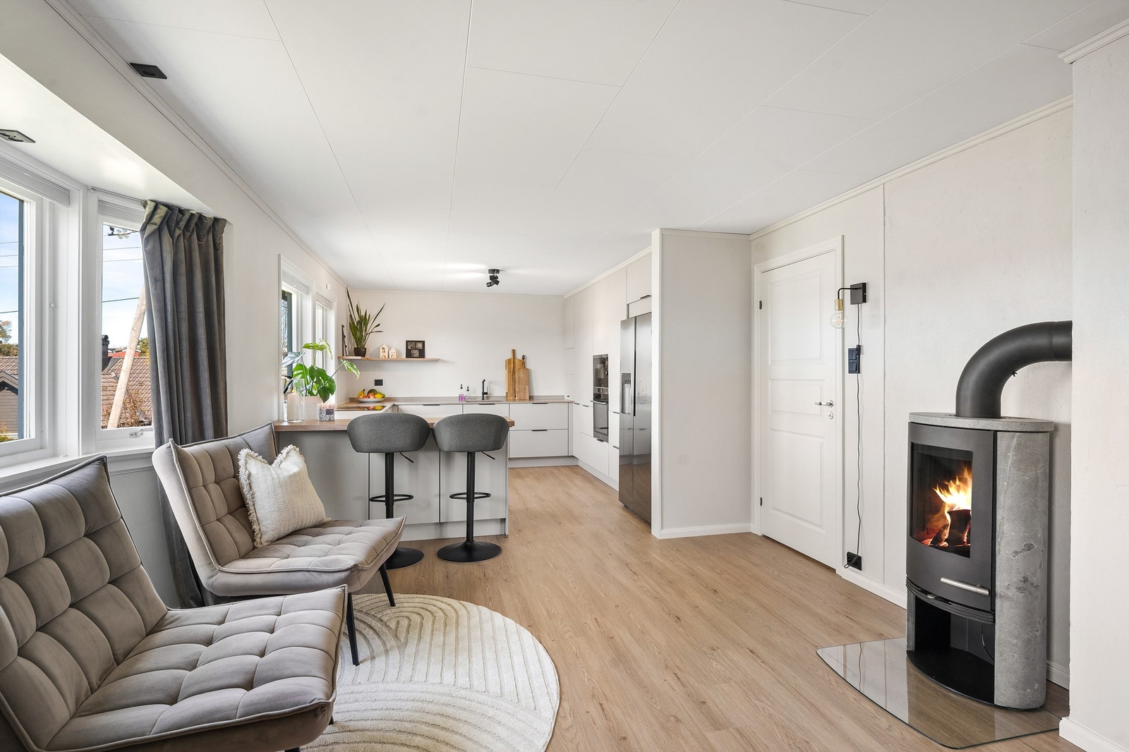En peisovn med glassdør gir ekstra varme og hygge i stuen. Galleribilde