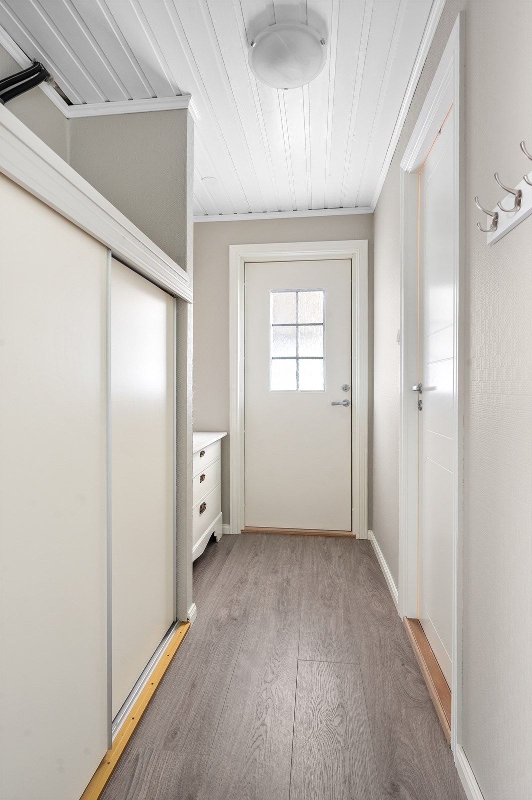 Kjelleren har egen inngang, med gulvvarme i gangen. Galleribilde
