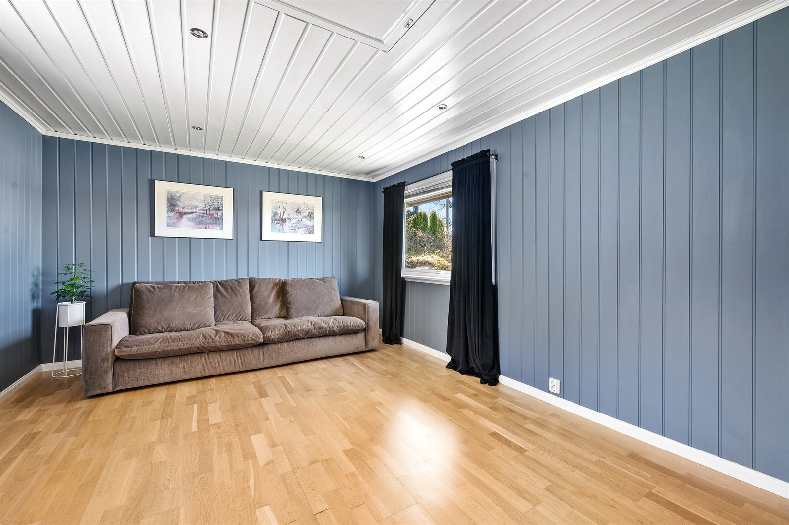 Utestue med loft som har god lagringsplass (det foreligger ikke dokumentasjon/godkjennelse for tiltaket og oppføring av denne). Galleribilde