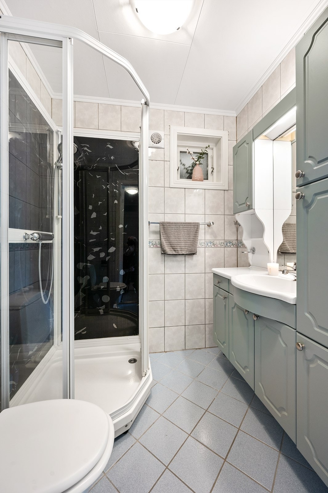Badet i første etasje har flislagt gulv med gulvvarme, flislagte vegger og dusjkabinett. Galleribilde