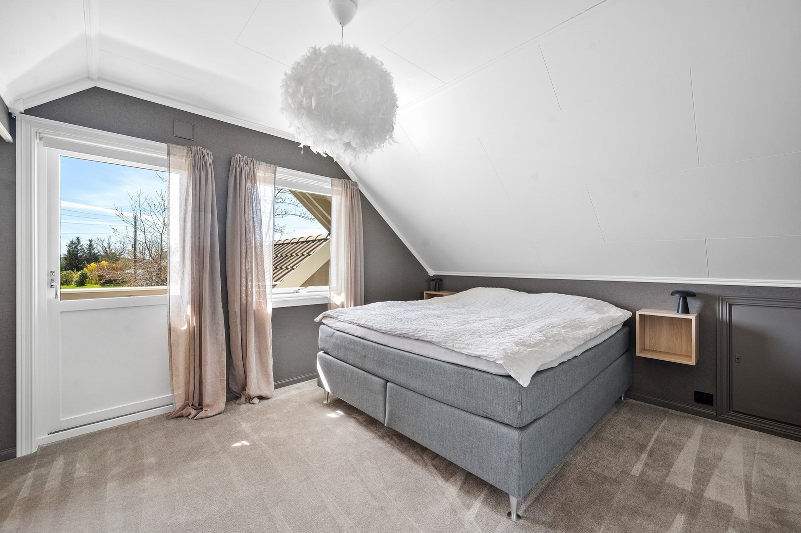 Fra det ene soverommet på loftet er det utgang til en egen balkong. Her er det også skyvedørsgarderobe Galleribilde