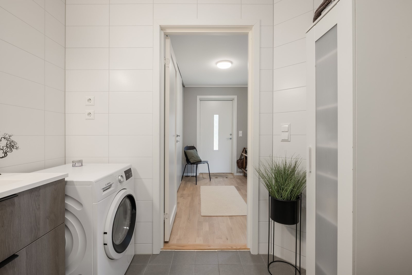 Badet er for øvrig utstyrt med opplegg for vaskemaskin. Galleribilde